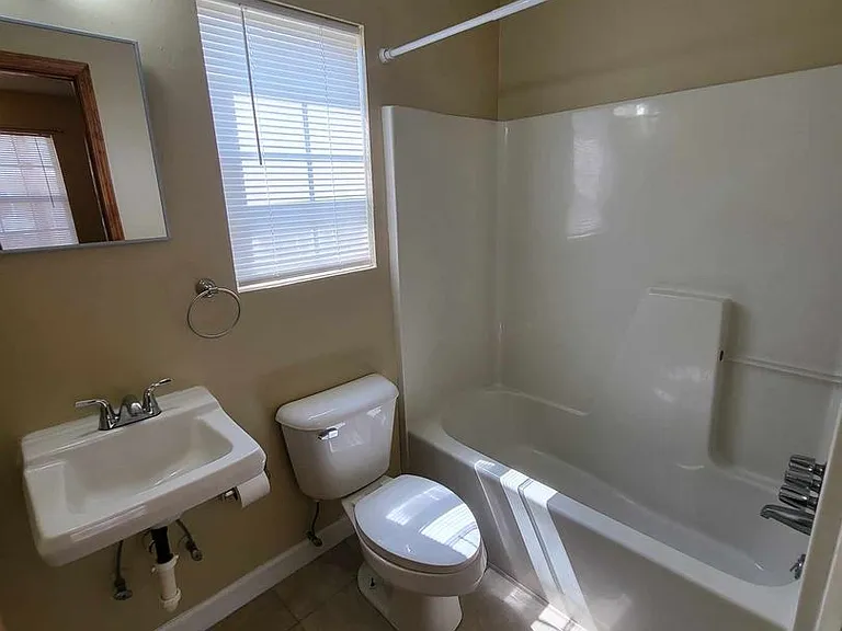 604 E Madison St — Photo 22