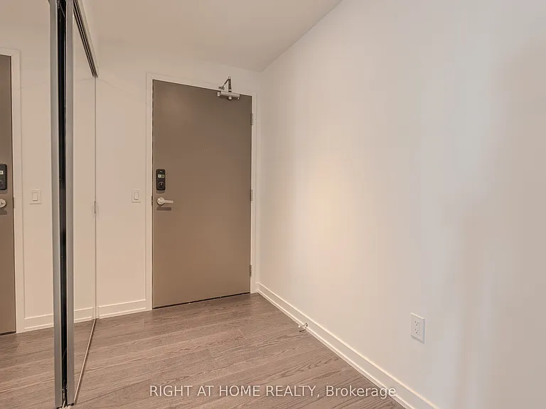 448 Burnhamthorpe Rd W — Photo 3