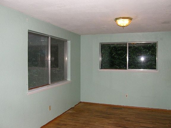 4th image of 10102 Fruitland Ave E