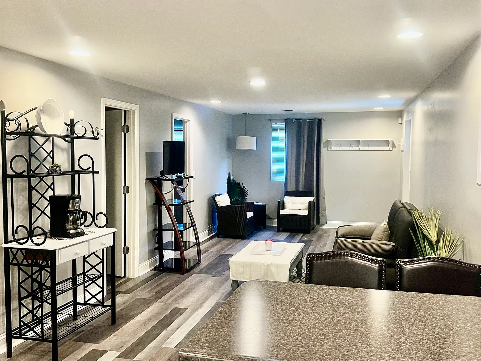 1 bed, 1044 sqft, $1,890 — Photo 3