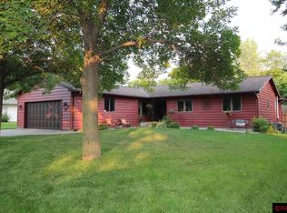 1915 Crestview Dr, New Ulm, MN 56073