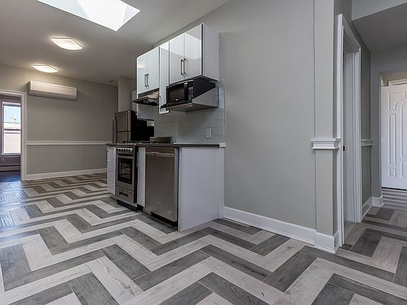 2nd image of 206 Calyer St APT 4
