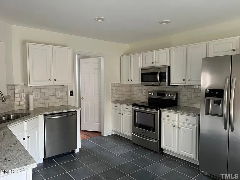109 Cranwell Ct — Photo 5