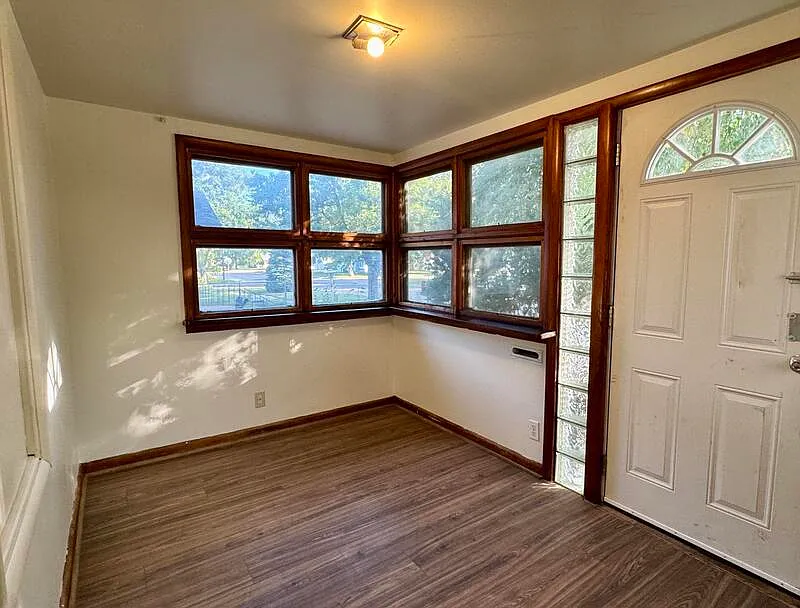 2 bed, 1.0 bath, 880 sqft — Photo 4