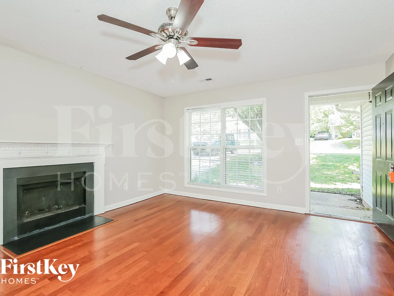 3 bed, 2.0 bath, 1155 sqft, $1,960 — Photo 3