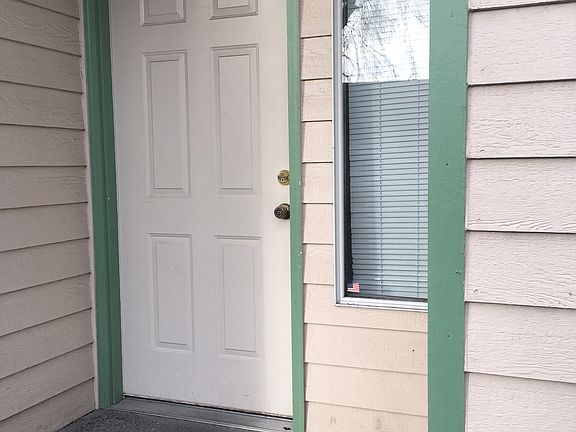 5th image of 910 SE Ireland St