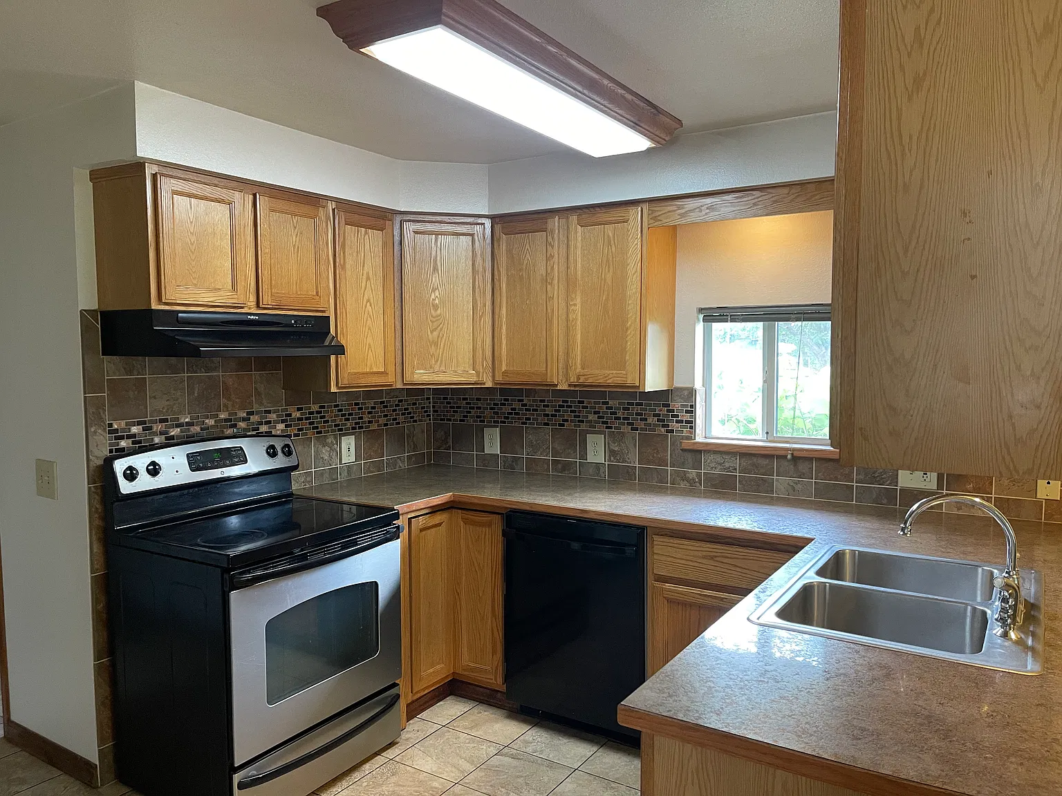 3 bed, 1700 sqft, $1,900 — Photo 2