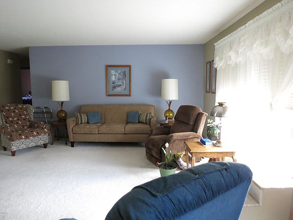 5th image of 106 8th Ave N