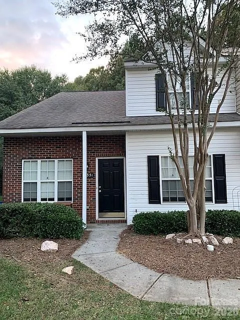 3 bed, 2.0 bath, 1372 sqft, $1,995 — Photo 1