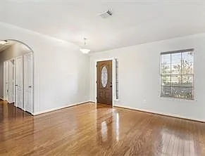 3 bed, 2.0 bath, 2205 sqft, $2,500 — Photo 2