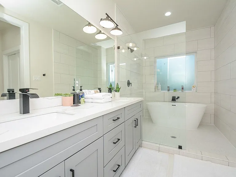 1504 Evelyn St — Photo 11