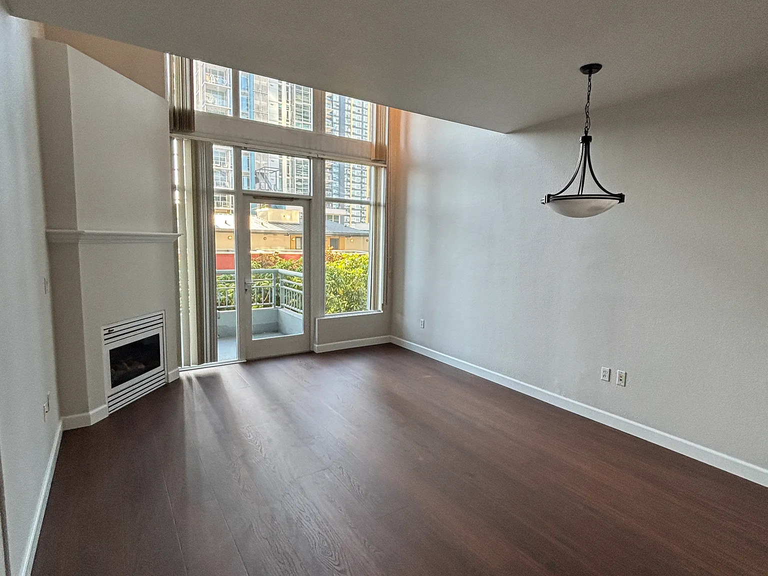 1 bed, 1.5 bath, 921 sqft, $3,100 — Photo 2