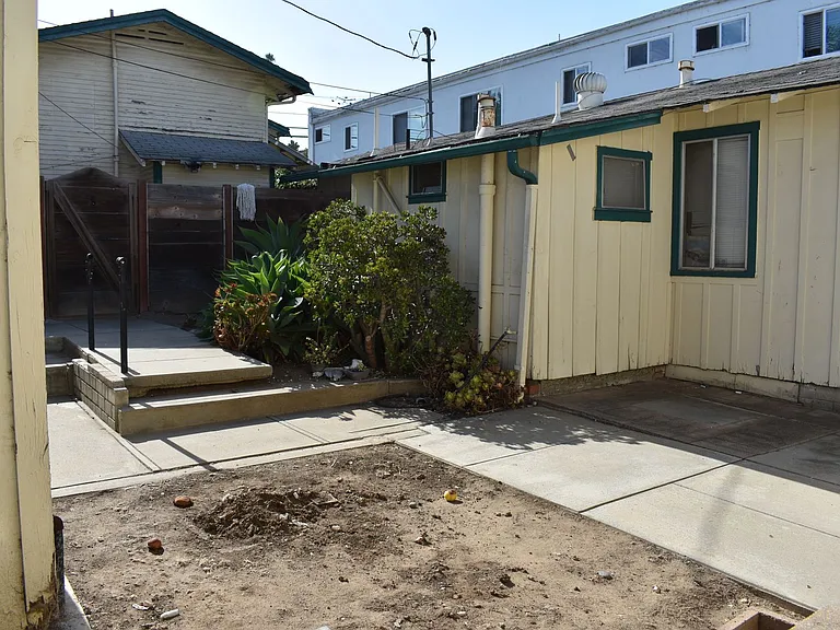 512-516 N Citrus Ave — Photo 2