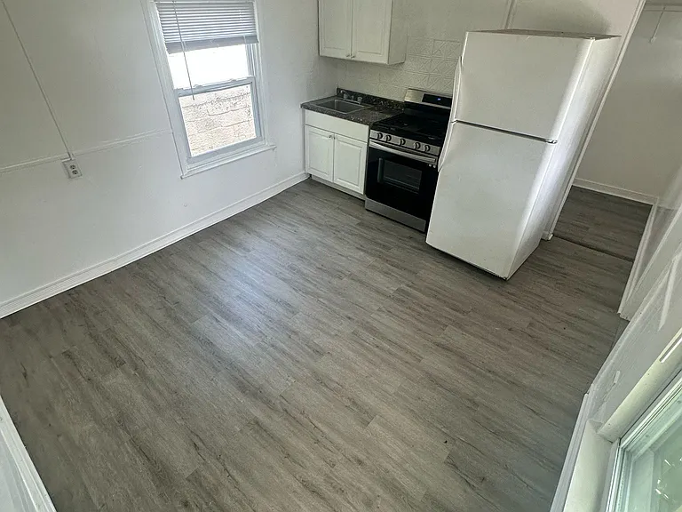 25 SW 10th St — Photo 10