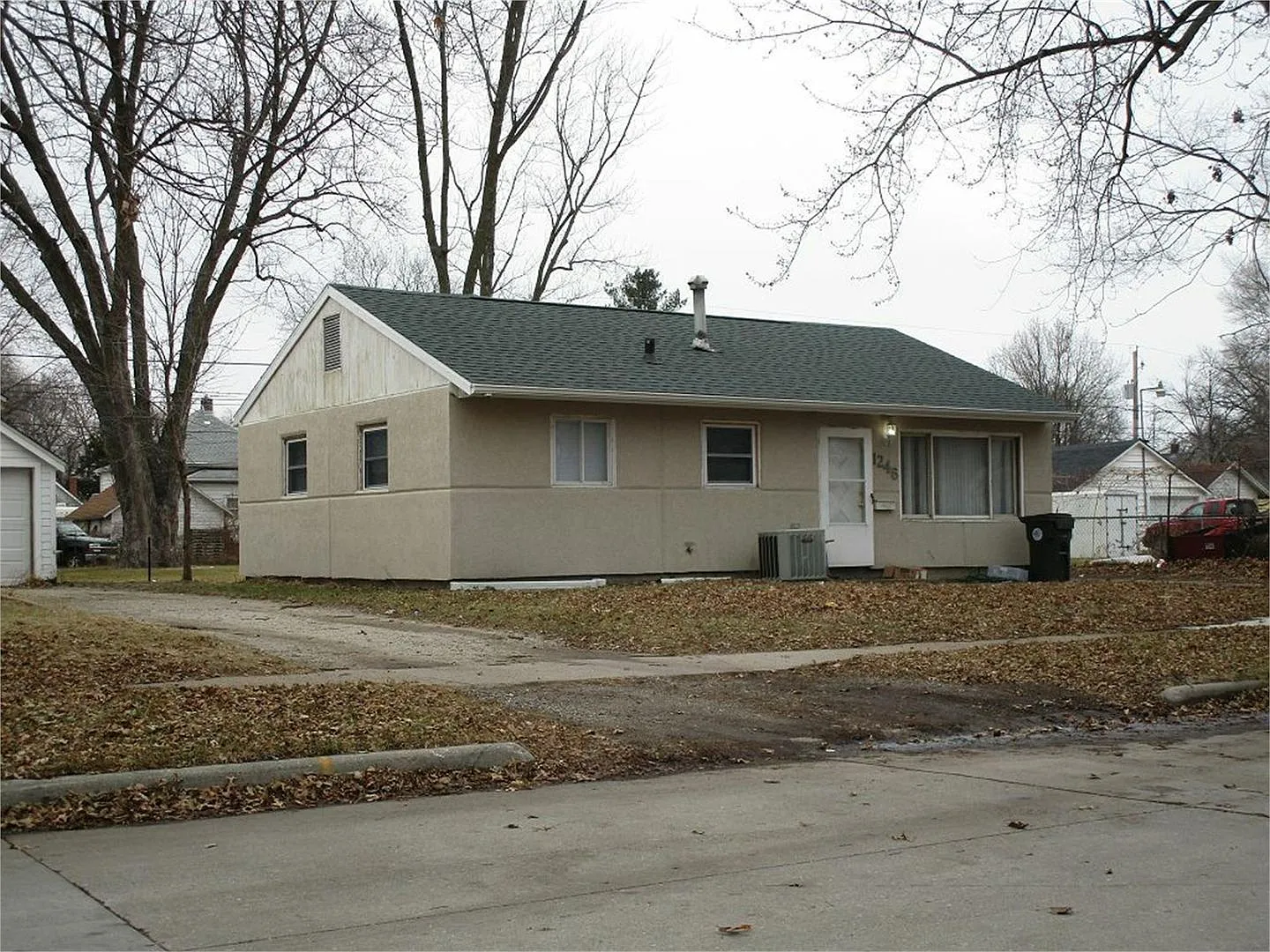 3 Bedroom, 1 Bath Single Level House for Rent 1246 Columbia St Waterloo, IA — Photo 1
