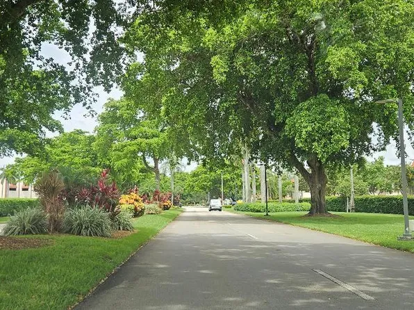 9823 S Hollybrook Lake Dr APT 310, Pembroke Pines, FL 33025