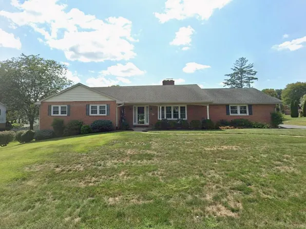 9130 Meadowbrook Dr, Waynesboro, PA 17268