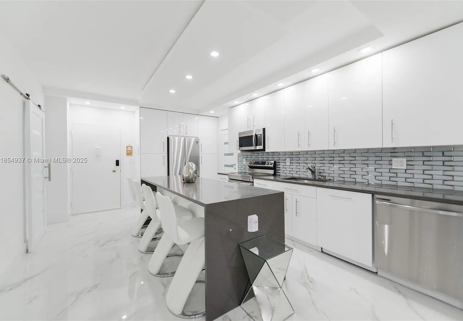 Hemispheres Condo — Photo 3