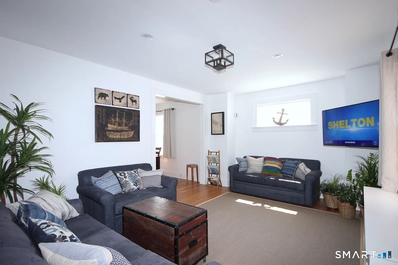 3 bed, 1.5 bath, 2000 sqft, $4,950 — Photo 2