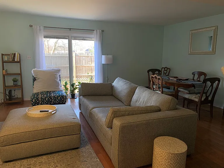 136 Haverford Cir — Photo 2