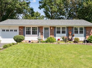 2011 Gladiator Dr, Fenton, MO 63026