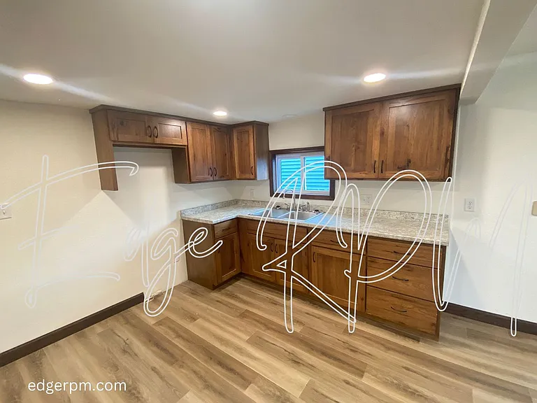 1028 Ansborough Ave — Photo 4
