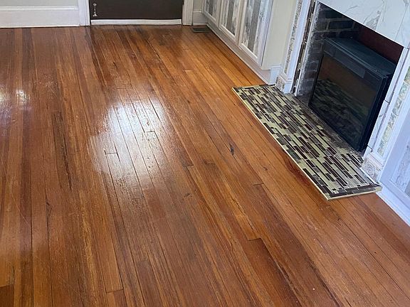 MAIN ENT./ ELECT. FIREPLACE/LIVING ROOM