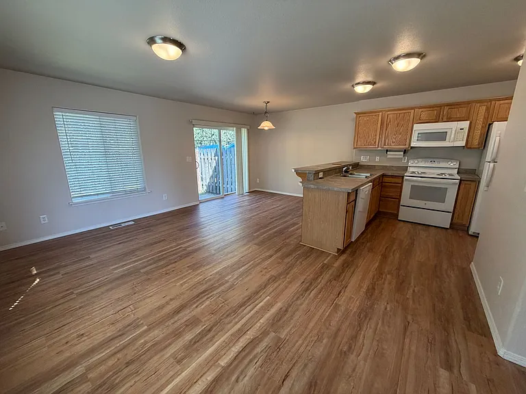4115 Geranium Loop NE — Photo 3