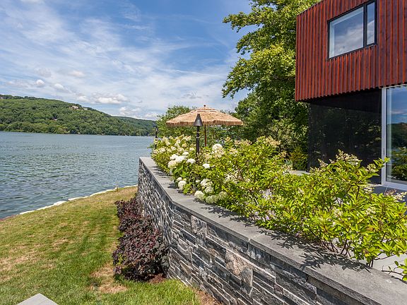 124 Lake Drive South