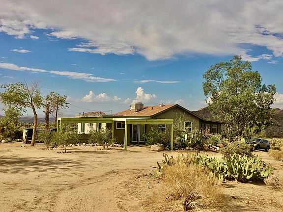 Circle driveway leading to the house