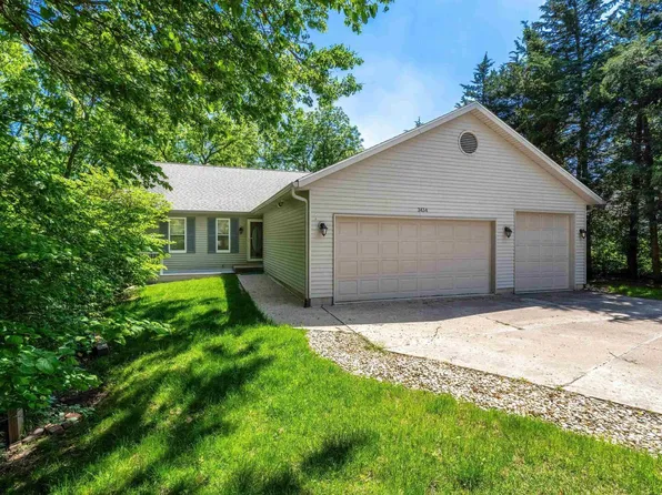 3434 Valley Dr, Le Claire, IA 52753
