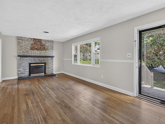 3rd image of 416 Sherwood Rd