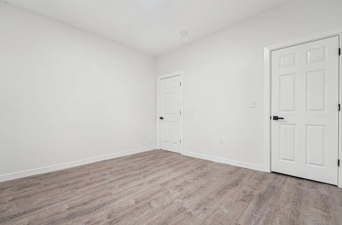 3 bed, 1.0 bath, 6480 sqft, $2,100 — Photo 4