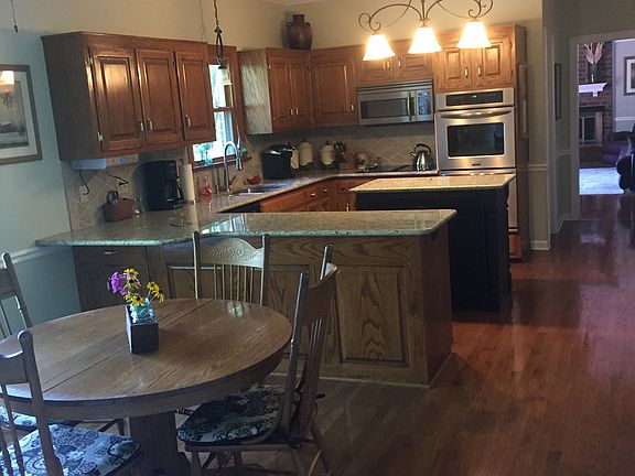 4th image of 2202 Henpeck Ln