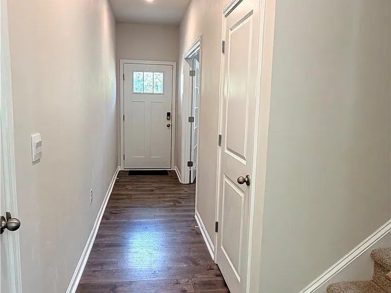 305 Robert Pl — Photo 3