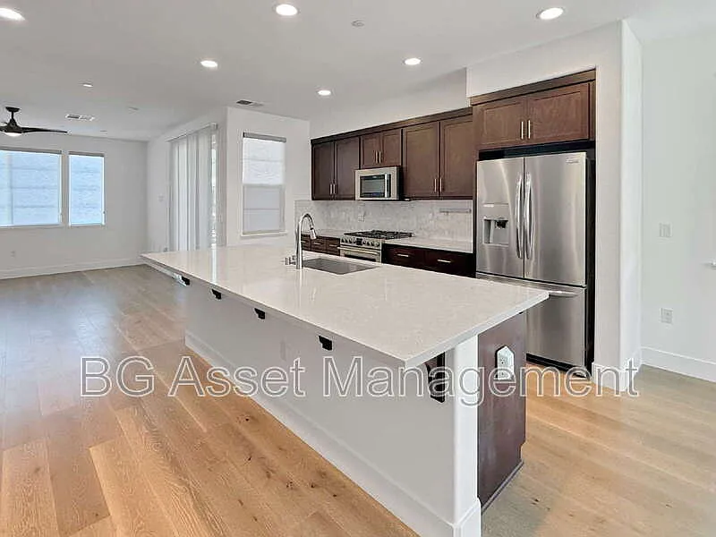 3 bed, 3.5 bath, 1760 sqft, $4,100 — Photo 2