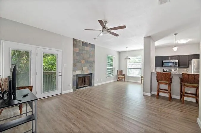 2 bed, 2.0 bath, 955 sqft, $1,800 — Photo 2