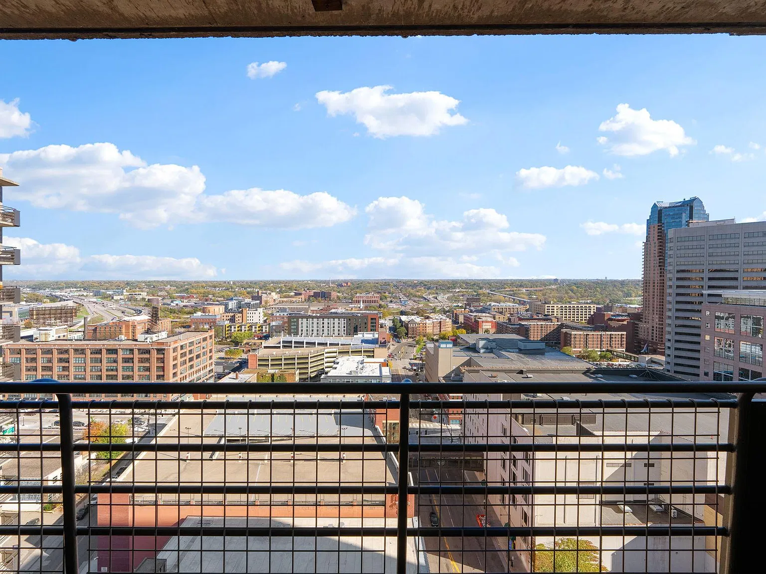 2 bed, 2.0 bath, 986 sqft, $1,495 — Photo 3