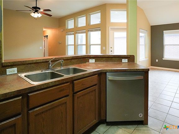 4th image of 208 Yosemite Dr