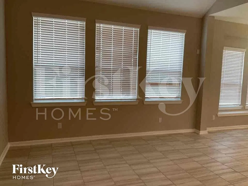 4 bed, 2.5 bath, 2263 sqft, $2,745 — Photo 3