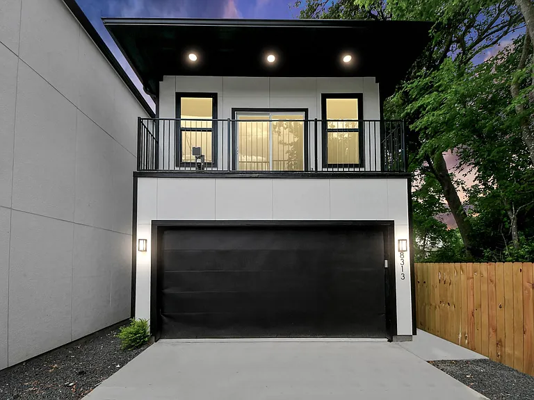 8313 Venus St — Photo 1