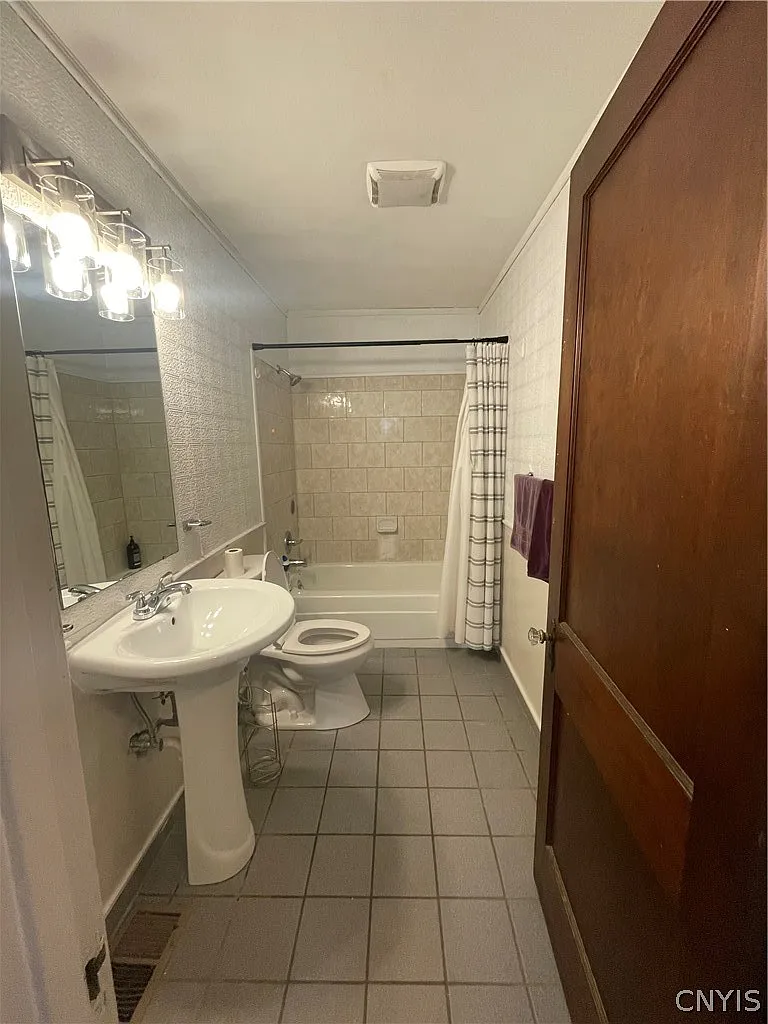 3 bed, 1.0 bath, 2916 sqft, $1,750 — Photo 4