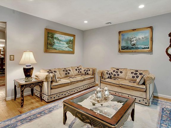 5th image of 280 Highwood Cir