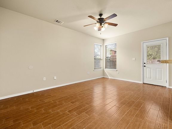 4th image of 1011 Brown Rock Dr