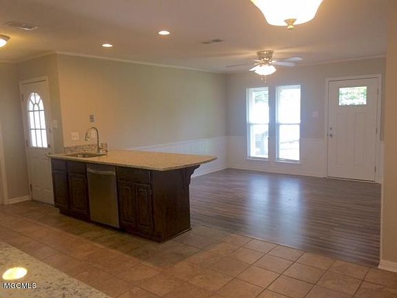 3rd image of 547 Meadow Dr