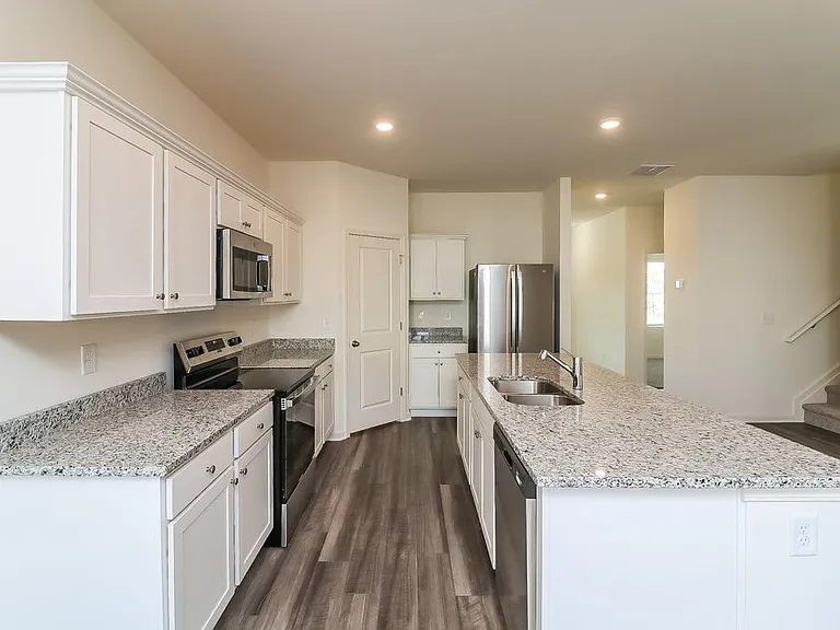 136 Hargrave Ave — Photo 10