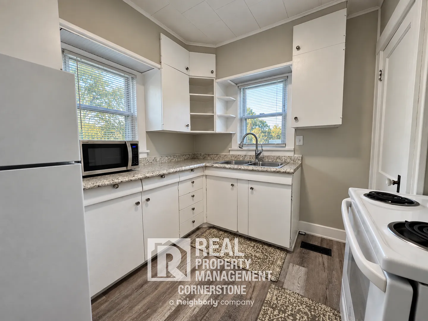 Cozy 2-Bedroom Near WMU & Downtown Kalamazoo! — Photo 2