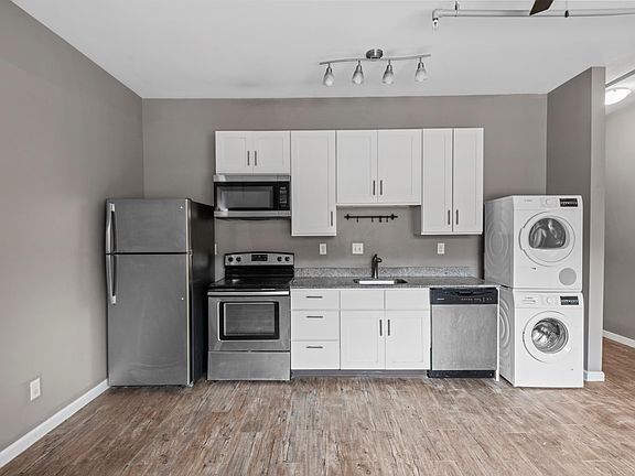 3rd image of 4242 Lindell Blvd #106
