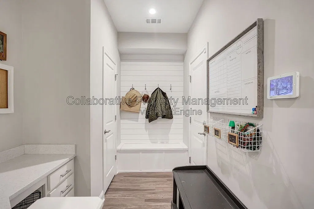 4 bed, 2.5 bath, 3158 sqft, $3,250 — Photo 4