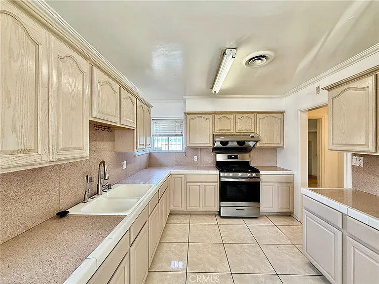 1712 Walnut St — Photo 5
